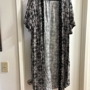Torrid Black and White Floral Kimono Wrap